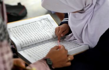EPA8295. BANDA ACEH (INDONESIA), 15/04/2019.- Niños leen el Corán este lunes en la Gran Mezquita de Baiturrahman en Banda Aceh (Indonesia). Un puñado de activistas, artistas o intelectuales asumen los riesgos de vivir al margen de la estricta ley islámica en la provincia de Aceh, la única de Indonesia en la que está vigente la sharía. EFE/ Hotli Simanjuntak